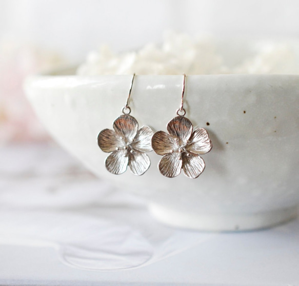 桜のピアス ゴールド＆シルバーの 2点セットCherry Blossom Earrings 9枚目の画像