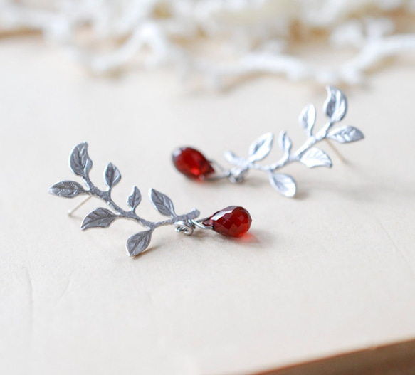 Silver Leaf Branch with Garnet pierce シルバーリーフ ガーネット ピアス 1枚目の画像