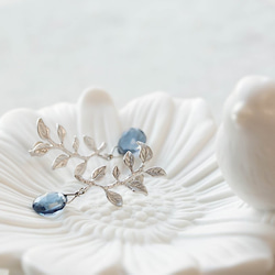 藍寶石和銀色分支耳環。銀葉和藍寶石 第4張的照片