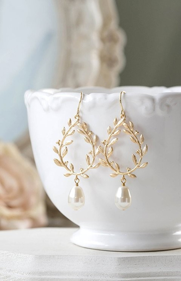 LeChaim珠寶★母親節禮物★金桂冠和白色吊墜珍珠耳環 第1張的照片