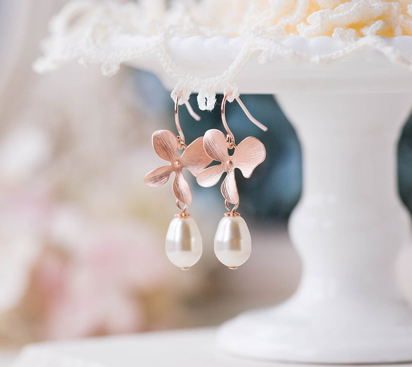 LeChaim Jewelry 金色花朵和奶油白色淚珠珍珠耳環 第1張的照片