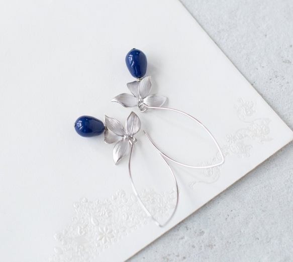 銀色長鉤耳環 銀色花朵和海軍藍珍珠 第4張的照片