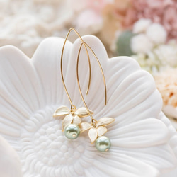 金色花朵和鼠尾草綠色珍珠長鉤耳環 第1張的照片