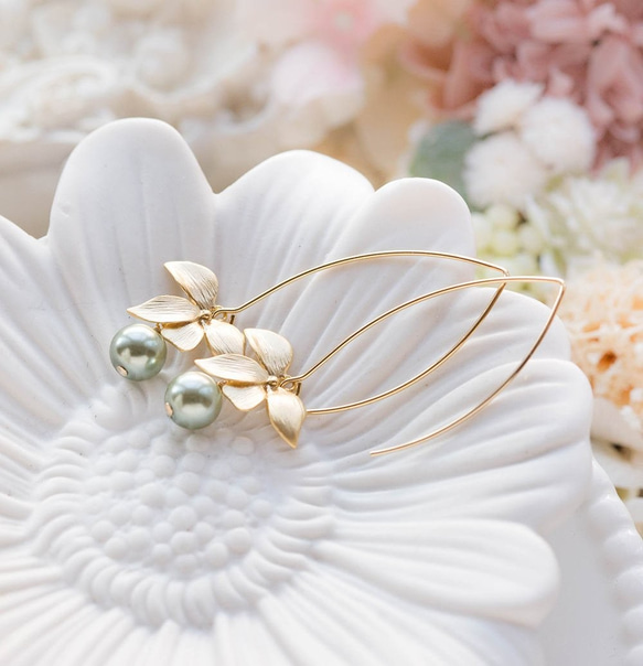 金色花朵和鼠尾草綠色珍珠長鉤耳環 第2張的照片
