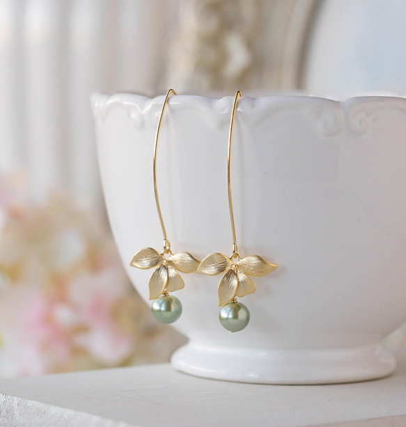 金色花朵和鼠尾草綠色珍珠長鉤耳環 第3張的照片