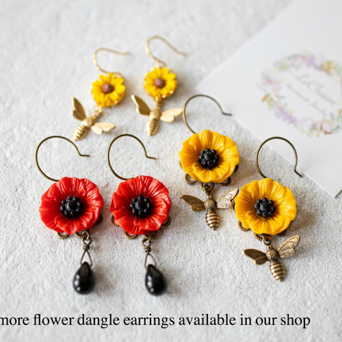 春 黄色いお花と蜂のピアス 小さめ 可愛い ピアス（フック