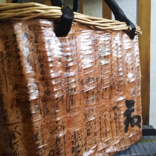 鮮やか一閑張りカゴバッグ古文書