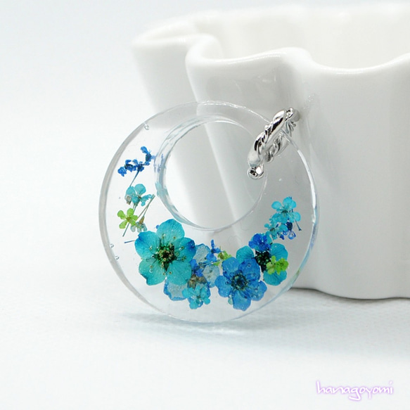 flowergardenペンダントトップ・青色・樹脂（レジン） ペンダント