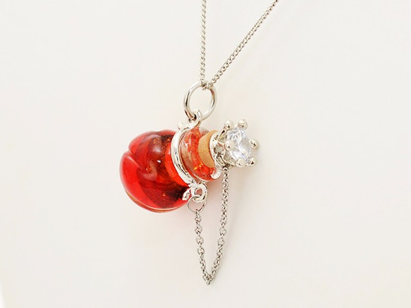 ガラスの香水瓶アロマペンダント（赤） 2枚目の画像