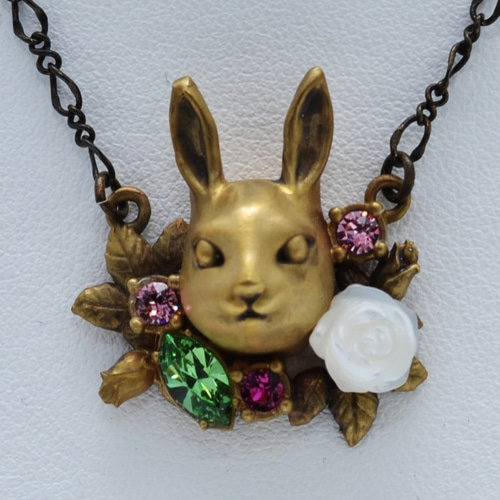 RUKURUKU/夢の国のうさぎ お城 薔薇 蓄光 オルゴナイトネックレス