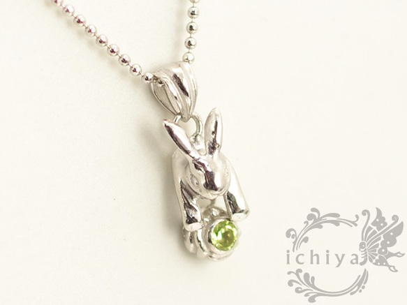 兔子和八月的誕生石橄欖石墜飾 第2張的照片