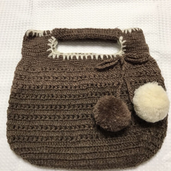 ボンボン付き 手編みのトートバッグ 2枚目の画像