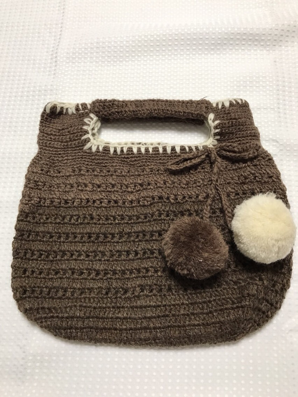 ボンボン付き 手編みのトートバッグ 2枚目の画像