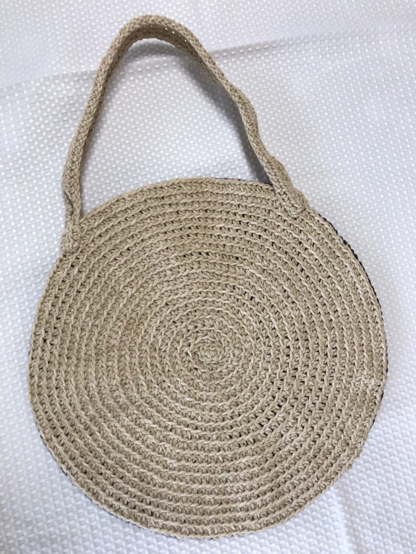 手編みの丸型トートバッグ 2枚目の画像