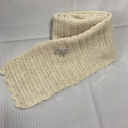 白い手編みのマフラー 1枚目の画像