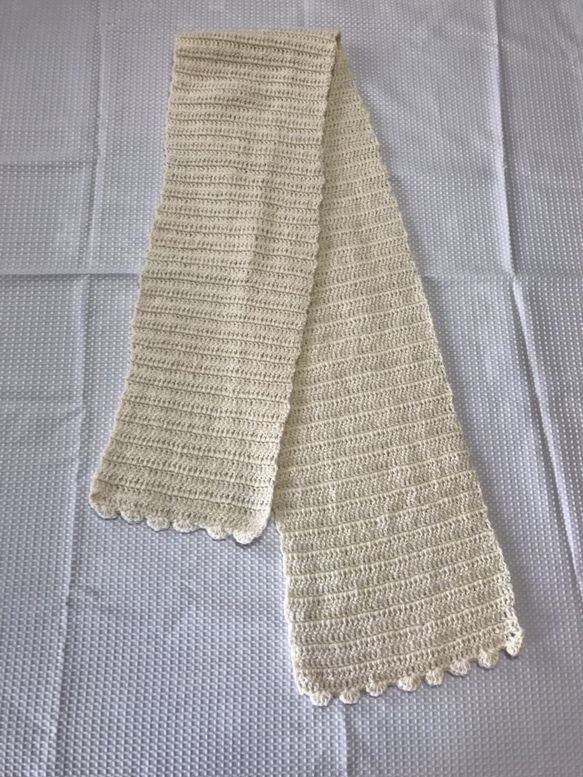 白い手編みのマフラー 2枚目の画像