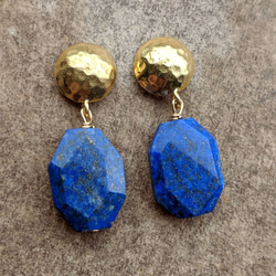 Striking Lapis Lazuli earrings with brass caps and stainless 1枚目の画像