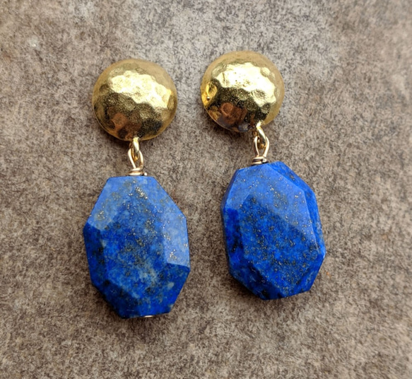 Striking Lapis Lazuli earrings with brass caps and stainless 1枚目の画像