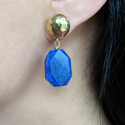 Striking Lapis Lazuli earrings with brass caps and stainless 2枚目の画像