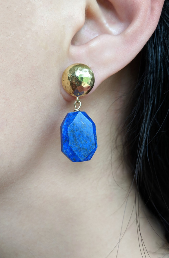 Striking Lapis Lazuli earrings with brass caps and stainless 2枚目の画像