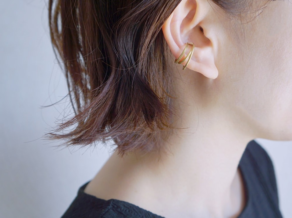 「accost」耳骨夾，禮盒裝，黃銅，三重十字耳骨夾，男女通用，男士 第1張的照片