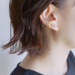 「accost」耳骨夾，禮盒裝，黃銅，三重十字耳骨夾，男女通用，男士 第2張的照片