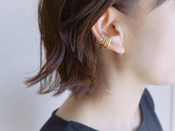 「accost」耳骨夾，禮盒裝，黃銅，三重十字耳骨夾，男女通用，男士 第2張的照片