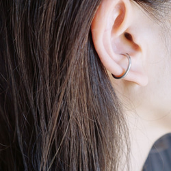 「accost」耳骨夾，禮盒裝，黃銅，三重十字耳骨夾，男女通用，男士 第3張的照片