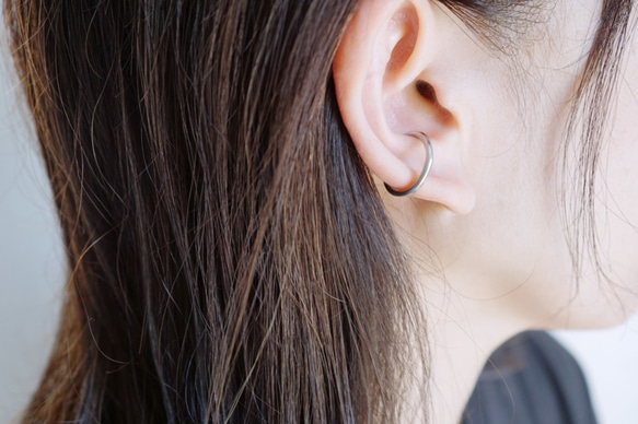 「accost」耳骨夾，禮盒裝，黃銅，三重十字耳骨夾，男女通用，男士 第3張的照片