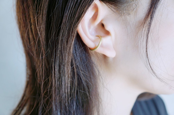 「quiet.accost」耳夾，禮盒裝，不鏽鋼三交叉耳夾，男女通用，男款 第4張的照片