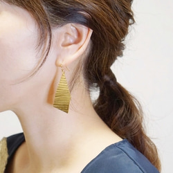 黃銅耳環“曲線”*K14gf・樹脂耳環・耳環* 第2張的照片