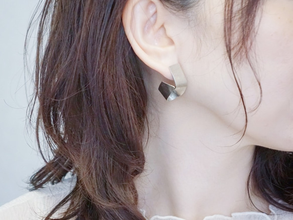 “quiet.shell”蝴蝶彈簧耳環 第1張的照片