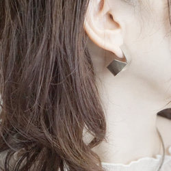 “quiet.shell”蝴蝶彈簧耳環 第3張的照片