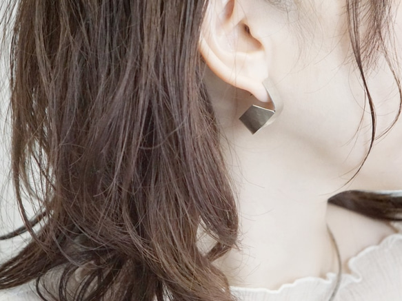 “quiet.shell”蝴蝶彈簧耳環 第3張的照片