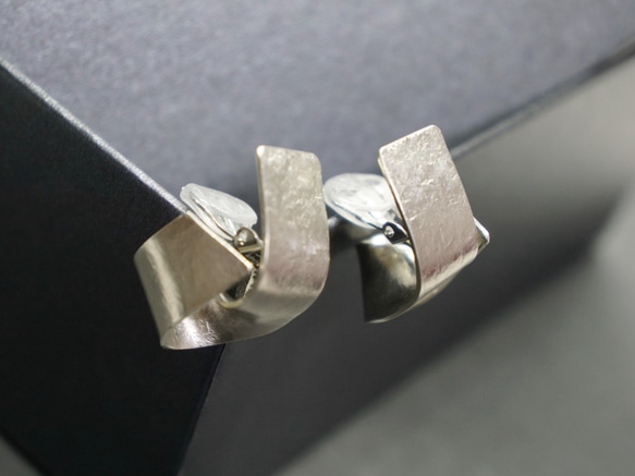 “quiet.shell”蝴蝶彈簧耳環 第2張的照片