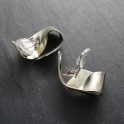 “quiet.shell”蝴蝶彈簧耳環 第4張的照片