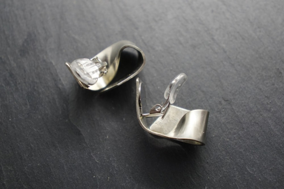 “quiet.shell”蝴蝶彈簧耳環 第4張的照片