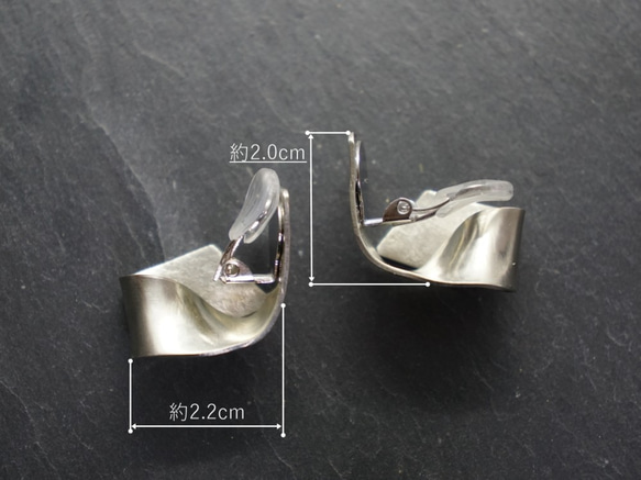 “quiet.shell”蝴蝶彈簧耳環 第5張的照片