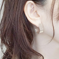 “quiet.echo”蝴蝶彈簧耳環 第2張的照片