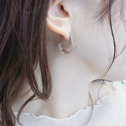 “quiet.echo”蝴蝶彈簧耳環 第3張的照片