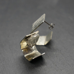 “quiet.echo”蝴蝶彈簧耳環 第4張的照片