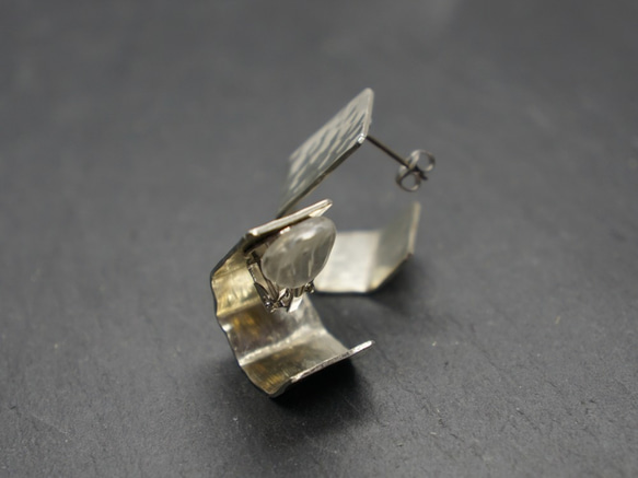 “quiet.echo”蝴蝶彈簧耳環 第4張的照片