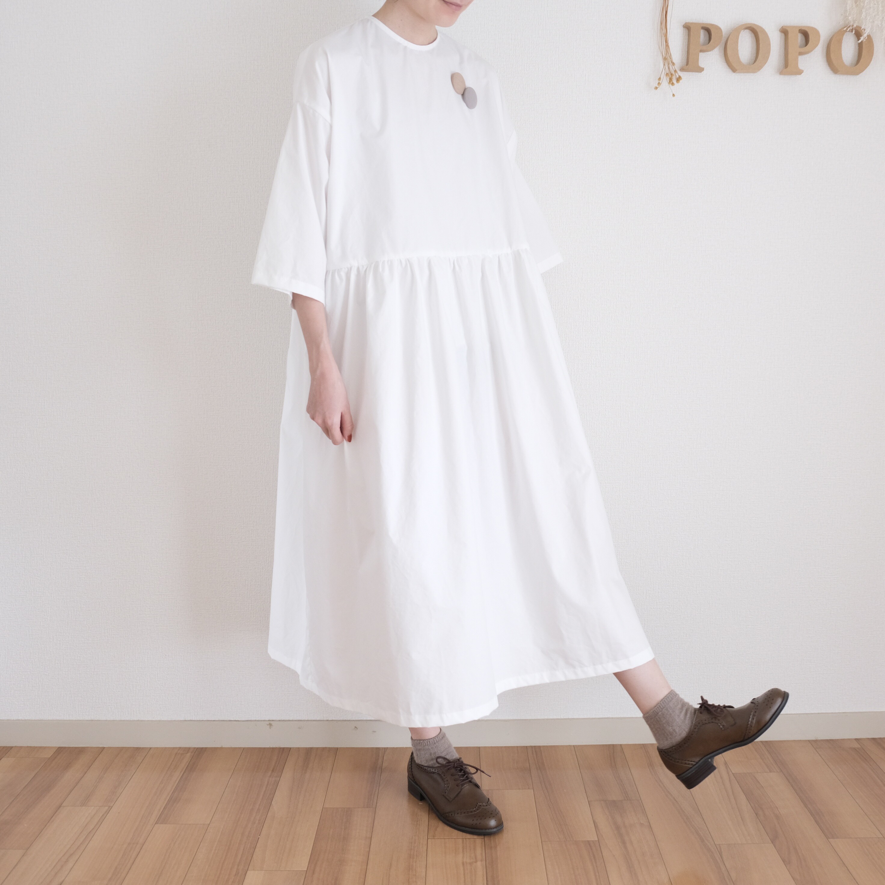 ノーカラーウエスト切り替えギャザーワンピース　ホワイト