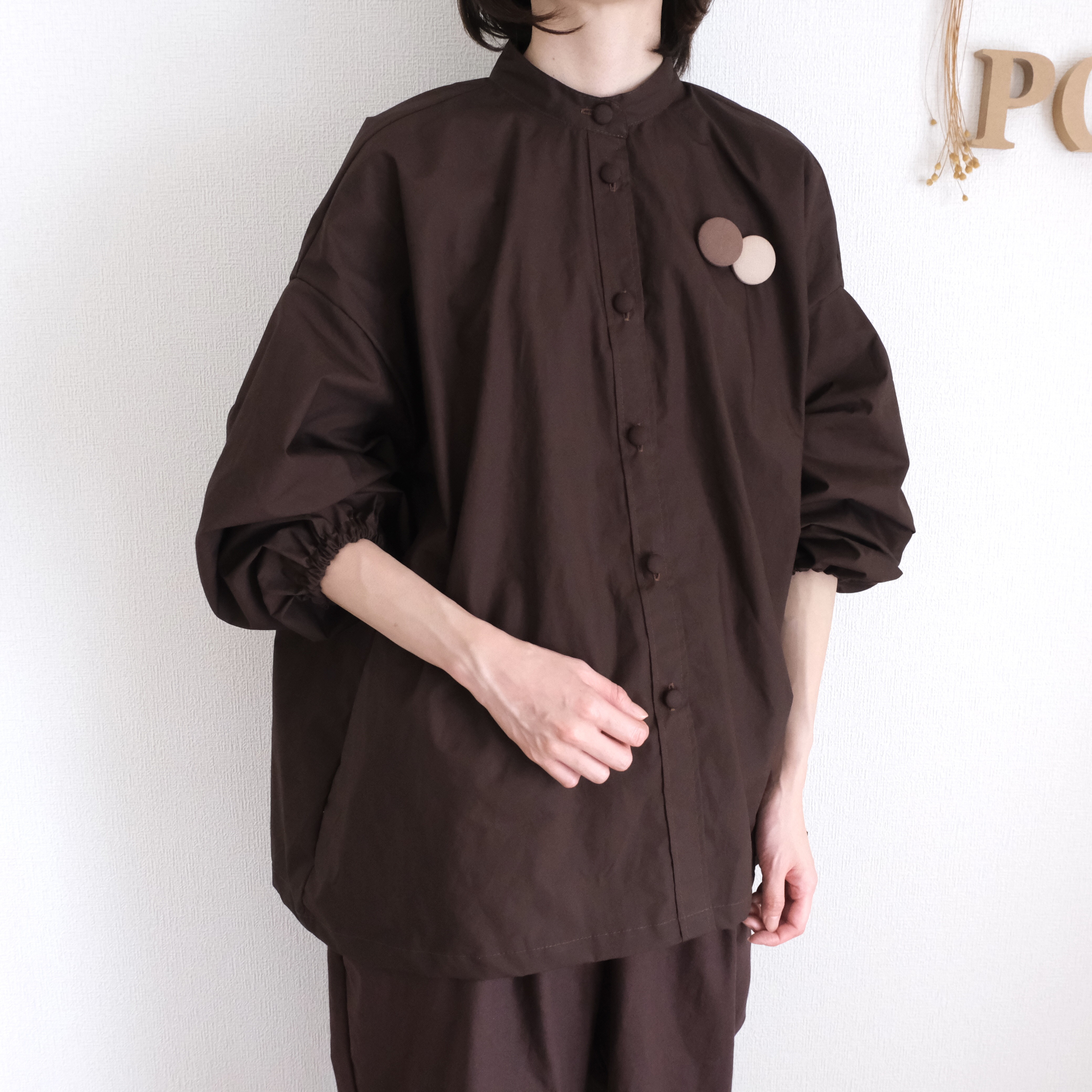 バンドカラーギャザーブラウス　タイプライター ブラウン　長袖