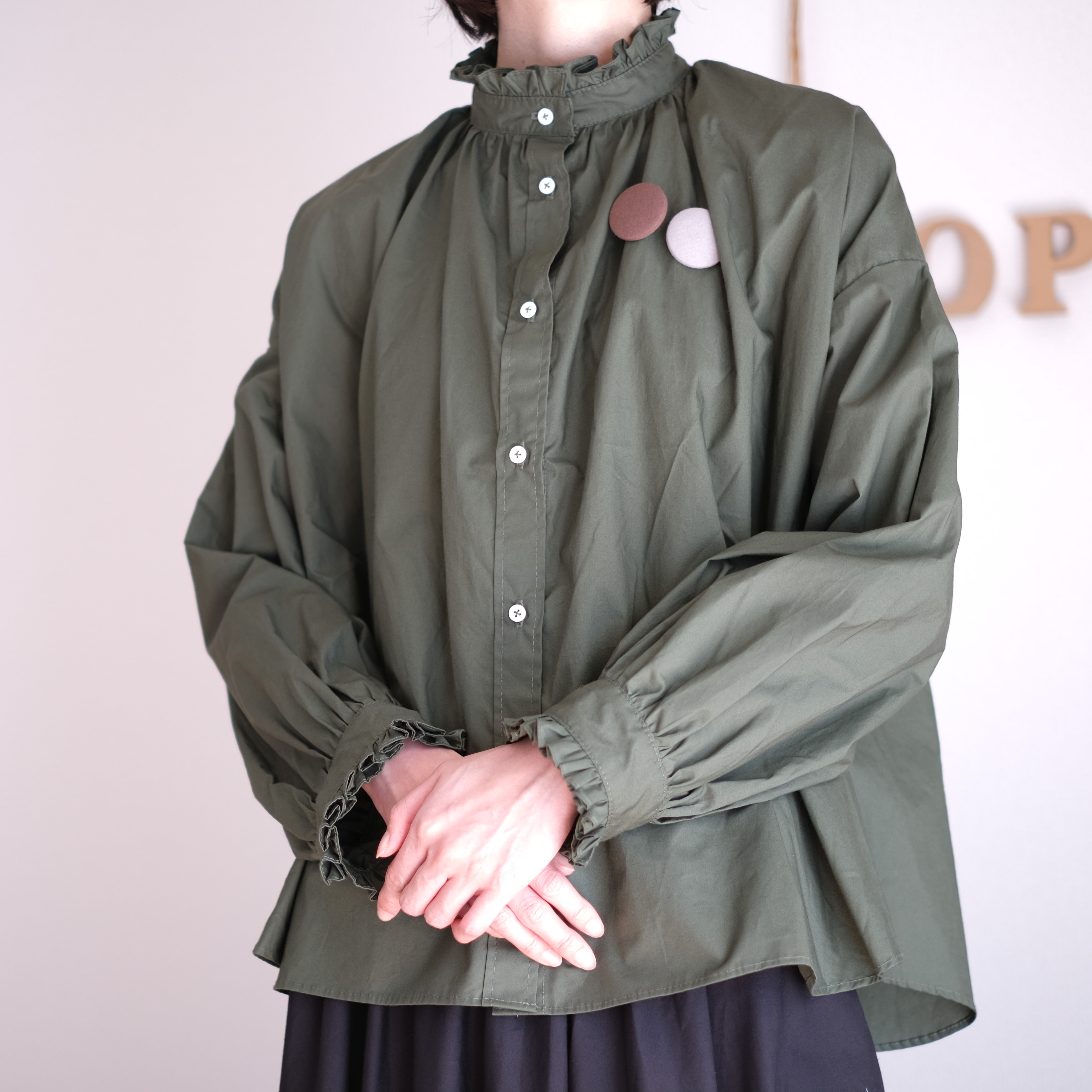 フリルたっぷりブラウス　タイプライター カーキ　長袖