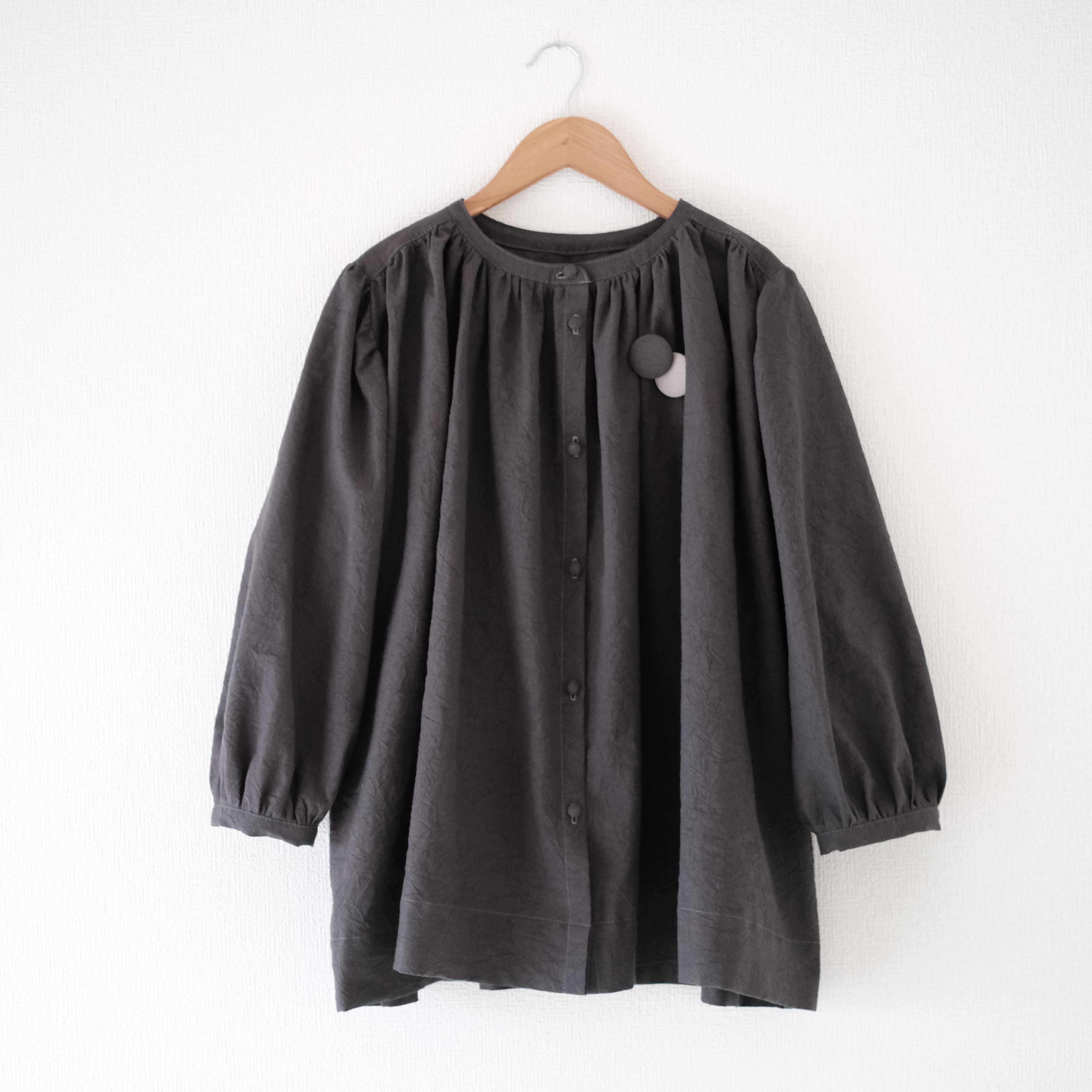 肩ギャザーブラウス　墨黒　しわ加工