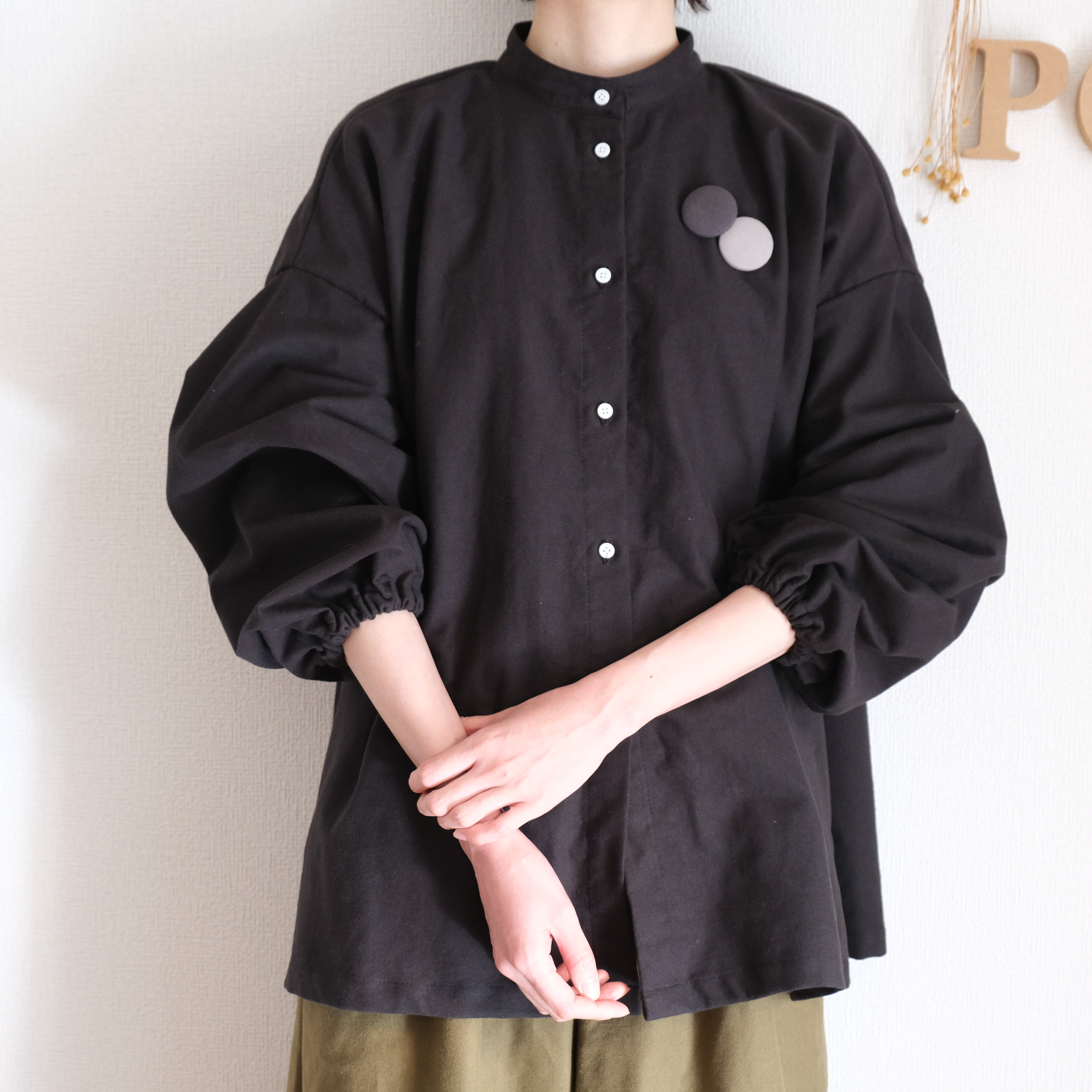 秋冬に◯ 微起毛生地　バンドカラーギャザーブラウス　ブラック