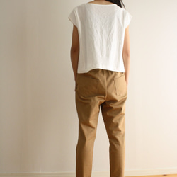 四季皆宜的斜紋棉布錐形褲，米色，修身顯腿長，鬆緊腰帶 第2張的照片