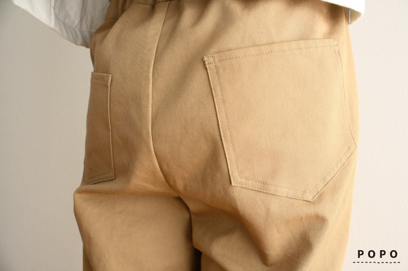 四季皆宜的斜紋棉布錐形褲，米色，修身顯腿長，鬆緊腰帶 第3張的照片