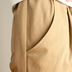 四季皆宜的斜紋棉布錐形褲，米色，修身顯腿長，鬆緊腰帶 第4張的照片